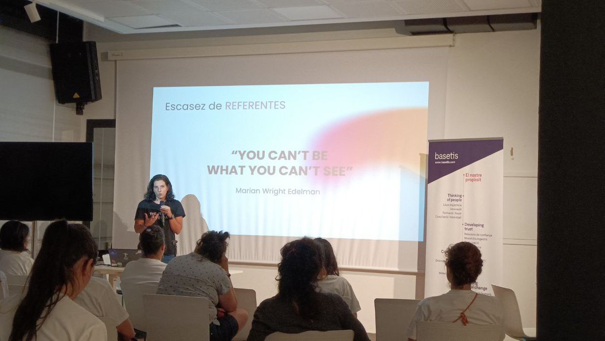 En mi charla “Gender gap in hiring STEM talent” no podía faltar el #sindromedelaimpostora ni la escasez de #referentes femeninos. Gracias a #LaCompiladora y #SomosCoders por la oportunidad! 💜