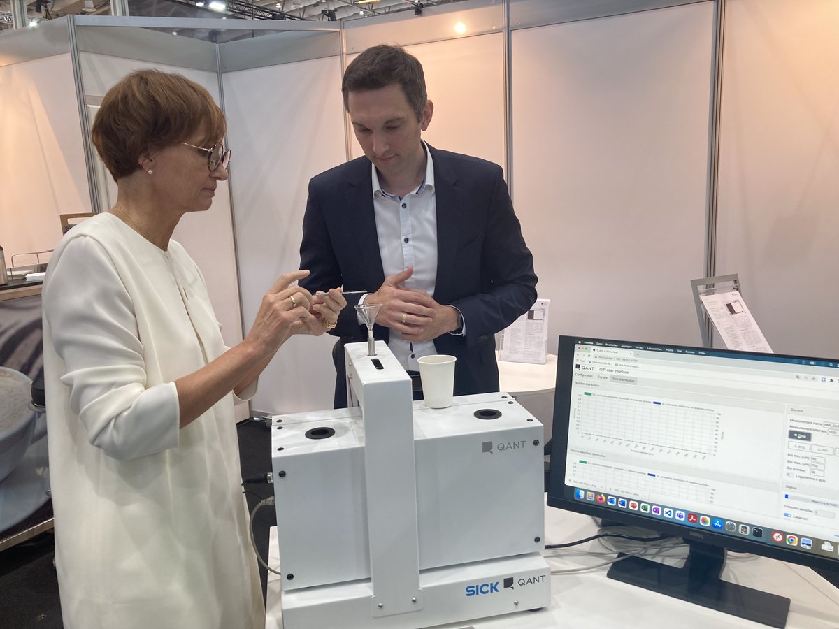 TRUMPF_News's tweet photo. Auf einen ☕ am Q.ANT Stand: Bundesforschungsministerin @starkwatzinger lässt sich die Kaffeepulver-Messung mit #Quantensensoren auf der @hannover_messe zeigen. Mehr zum Projekt von #TRUMPF Start-Up Q.ANT & @SICK_de hier: https://t.co/pv2KrwkGL5 #HM22 @BMBF_Bund https://t.co/gcFo9Z9SfT