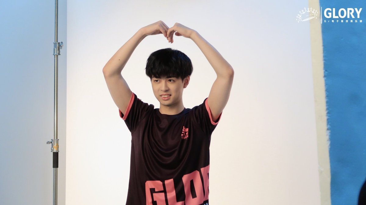 Gr_officialonly's tweet photo. When you ask GR members to make a heart sign, they were like: 
Gr_Czai: 😬❤️
Gr_ppx: 😁❤️
Gr_ac: 😳❤️

#Gr_glory #gr_diary #IdentityV https://t.co/ZaCw3Hjpkr