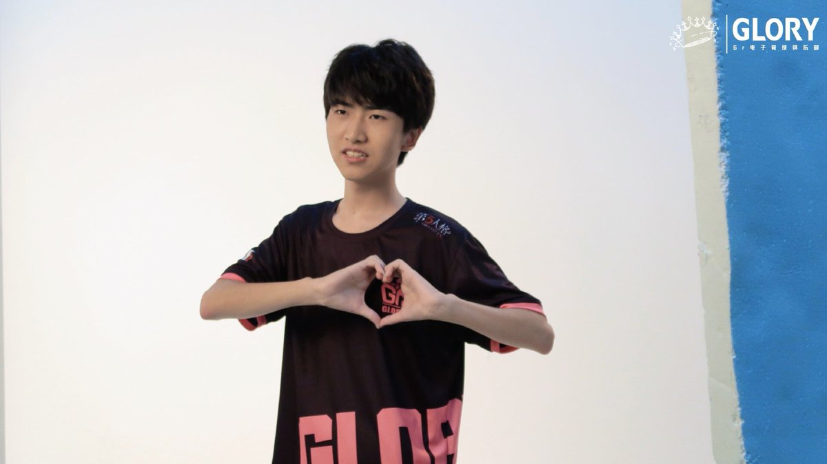 Gr_officialonly's tweet photo. When you ask GR members to make a heart sign, they were like: 
Gr_Czai: 😬❤️
Gr_ppx: 😁❤️
Gr_ac: 😳❤️

#Gr_glory #gr_diary #IdentityV https://t.co/ZaCw3Hjpkr