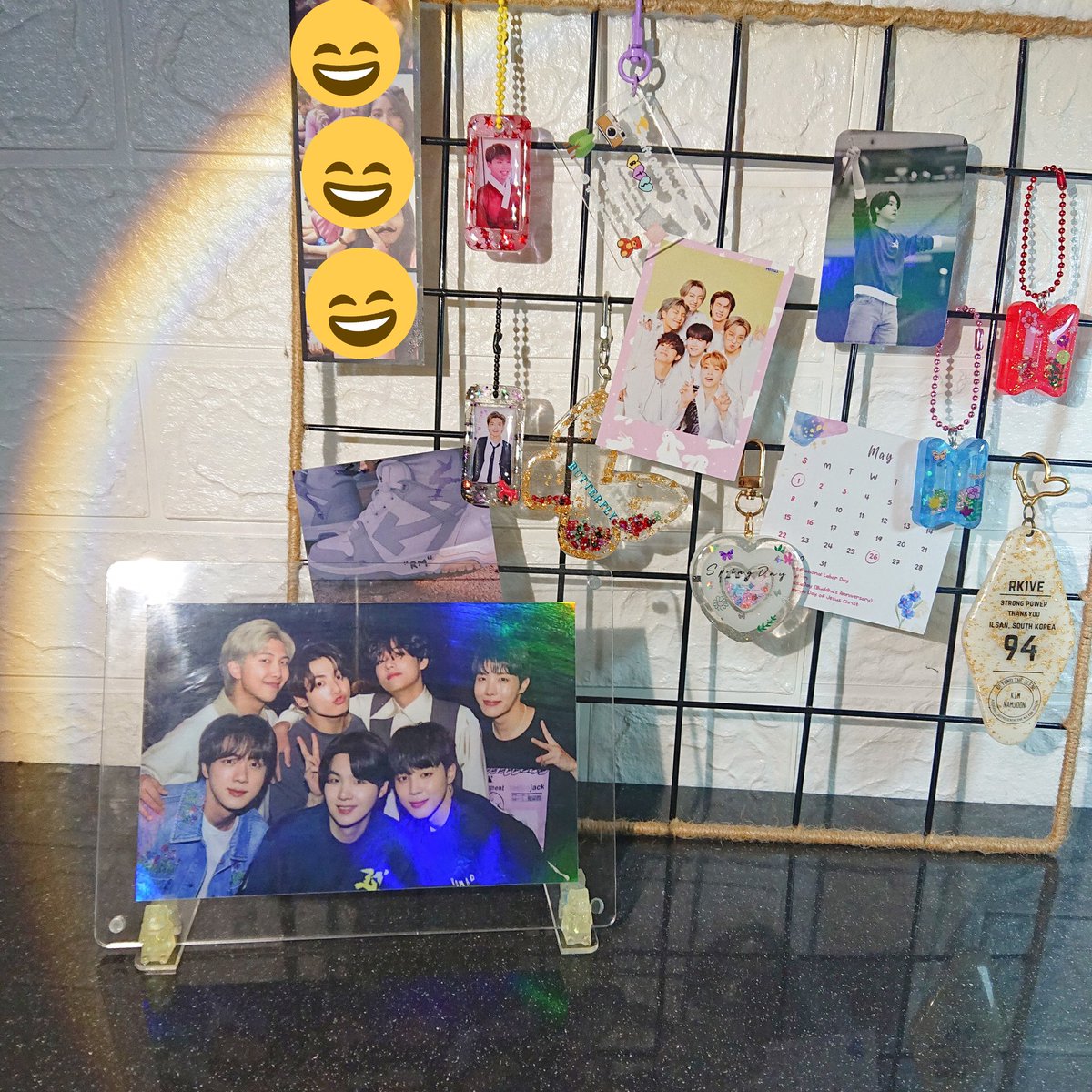 seokjixnn's tweet photo. Versi hologram https://t.co/VA8lD83Sm2