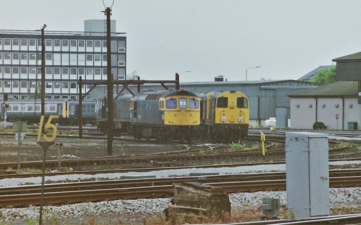 #MondayMorningBlues 33023 is in good company on the curve at Derby on 21 Aug 1987. 
In the RTC Way & Works sidings behind are Class 210 DEMU vehicles.
#Derby #Class33 #Class20 #BRBlue #Diesels