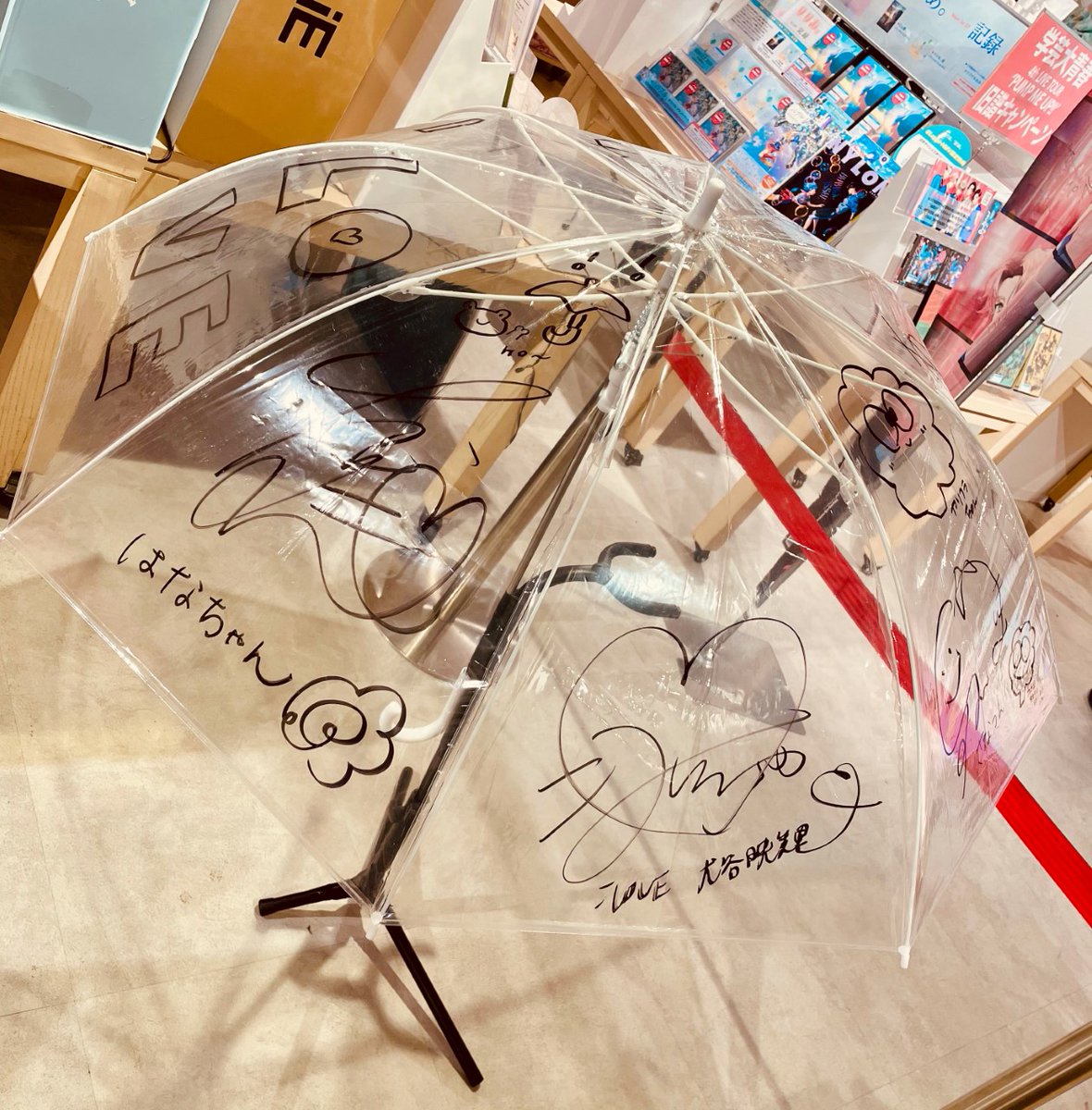 LOVE】11thシングル『#あの子コンプレックス』大絶賛発売中💕 サイン