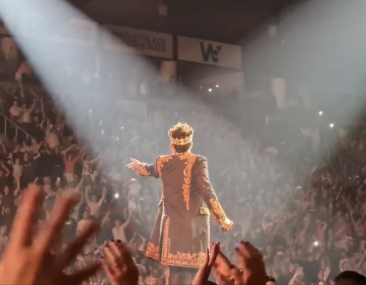 There’s something so poetic really, about Adam Lambert singing ‘We are the Champions’ on his American Idol finale and losing the crown that night due to all the homophobia, but now he sings the same song to sold out stadiums across the whole world every night. 🥺🖤💛