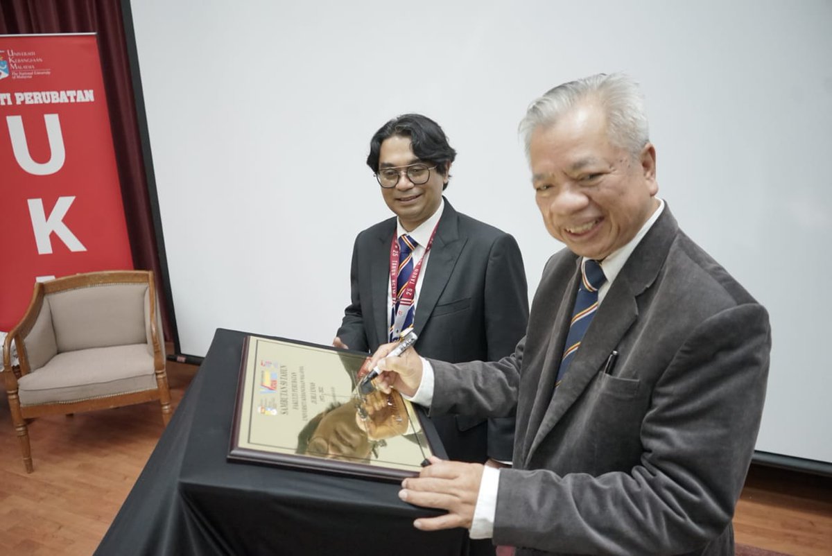 ukm_my's tweet photo. Detik bersejarah Fakulti Perubatan Universiti Kebangsaan Malaysia (UKM) menyambut 50 tahun penubuhannya semenjak 30 Mei 1972.

Majlis Sambutan Jubli Emas Ke-50 ini dirasmikan oleh Pengerusi Lembaga Pengarah Universiti, Prof. Emeritus Dato’ Dr. Mohamad Abd. Razak.

#UKM #FPER https://t.co/zGLUEHaNO3