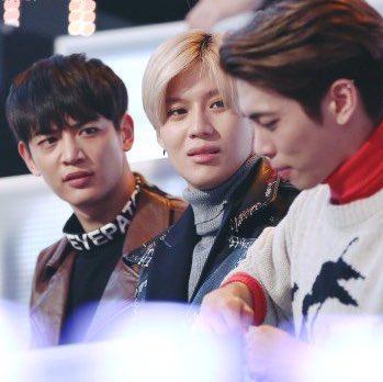 bubbabble's tweet image. idk what I love more,

shinee showering each other with loving glances 🥰💕
or shinee throwing judging looks at each other 👀🤣