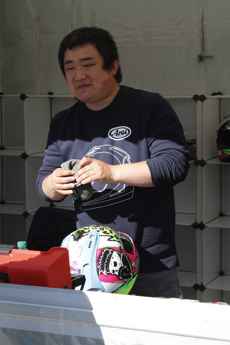 PulseFoto's tweet photo. @JCowardRacing caught someone polishing your helmet yesterday ;-) @WhyArai https://t.co/gEylT9J8oc
