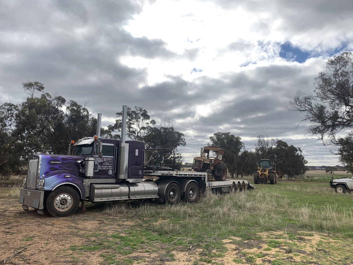 114gate's tweet image. Farewelled one of our old W7 International tractors that the old man cut his teeth on today. Donated it to the horsepower highway crew in Gnowangerup. Be good to see it on the road someday all spruced up! @jeza1487 @YogiKendall
