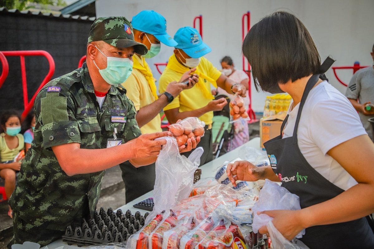 RTARF_PR's tweet photo. กองทัพไทย โดย  กองพันทหารปืนใหญ่ที่ 31 กรมทหารปืนใหญ่ที่ 1 รักษาพระองค์ ดำเนินการจัดหา สินค้าที่จำเป็นในครัวเรือน มาจำหน่ายให้กับ กำลังพล ครอบครัว และประชาชน เพื่อช่วยเหลือค่าใช้จ่าย และเพื่อความปลอดภัย จากสถานการณ์ การแพร่ระบาดของเชื้อไวรัสCOVID-19 ณ อำเภอเมือง จังหวัดลพบุรี https://t.co/ZWmt1L2M7V