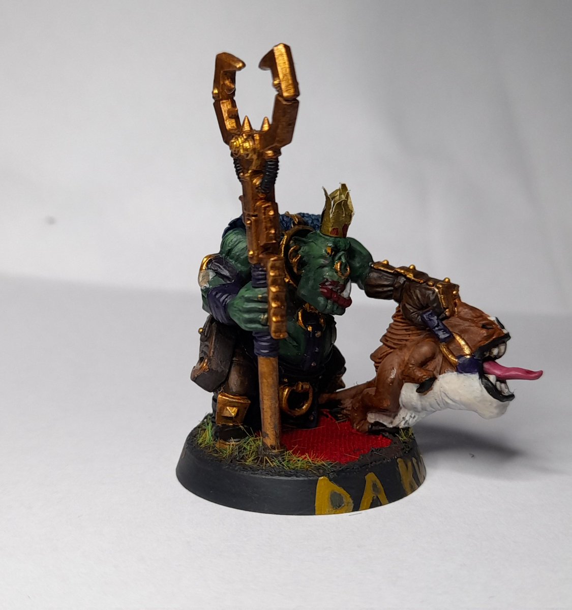 Scarlet_Dragon1's tweet photo. My offering for UK Jubilee; Da Kween with Squorgi. My painting is slowly improving. #WarhammerCommunity #warmaidens #warhammer https://t.co/Knxll2gIzh