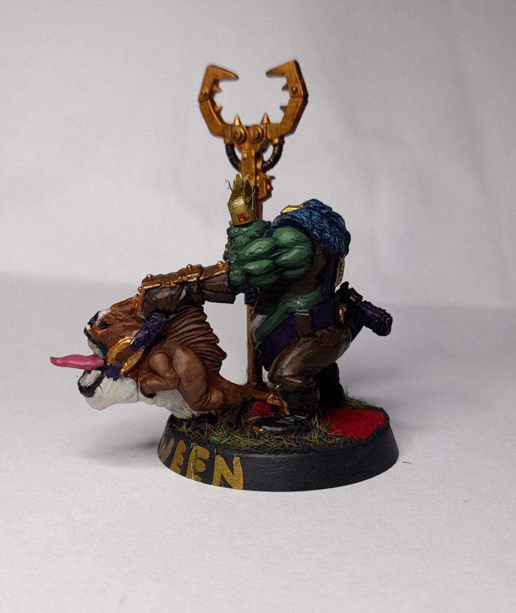 Scarlet_Dragon1's tweet photo. My offering for UK Jubilee; Da Kween with Squorgi. My painting is slowly improving. #WarhammerCommunity #warmaidens #warhammer https://t.co/Knxll2gIzh