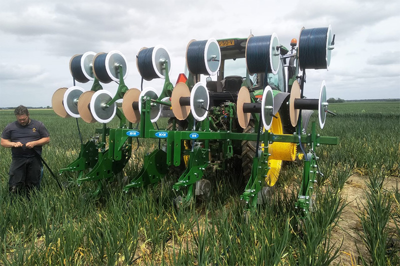 NationaleProef1's tweet photo. Brian Salomé liep al langer rond met het idee om druppelirrigatie aan te leggen; de droogte van afgelopen weken gaf de doorslag. https://t.co/1HhfJ7QRoX #precisielandbouw #nppl https://t.co/QVf2PZYuYW