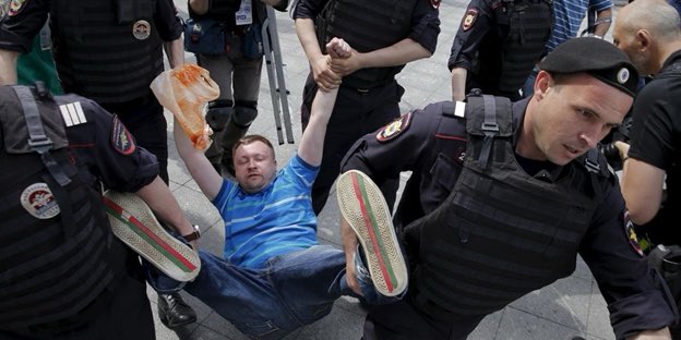 maranki's tweet photo. Rusya eşcinsel sapkınlığı kıskaca aldı! LGBT'ye karşı tüm güvenlik güçleri teyakkuzda
Türkiye'de her tür faaliyet izni verilen LGBT'nin Rusya'da (mahkeme kararıyla) aile değerlerini reddettiği,sapkın ilişkileri teşvik edensosyal ağ siteleri kapatıldı😎Ruslar Kadar olamadıkYAZIK😡 https://t.co/VX3FrcQTpF