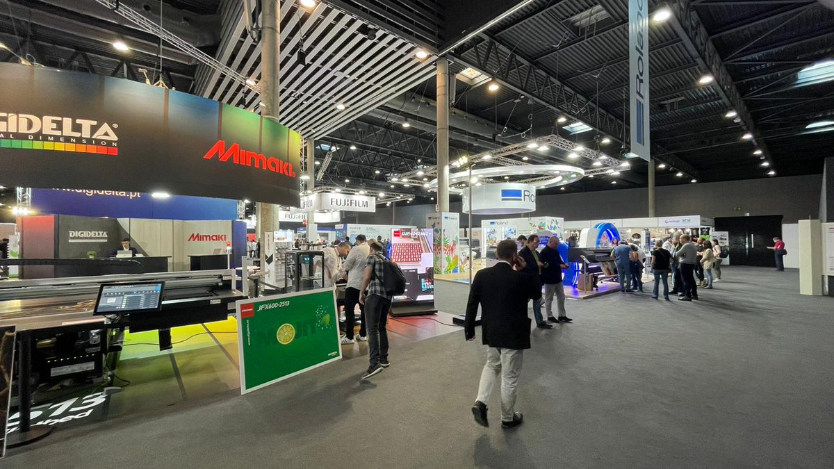 AGEdiciones's tweet photo. Aquests dies l'equip d'@agediciones hem visitat @graphispag a la @firadebarcelona📍
Ens emportem moltes idees, motivació per continuar amb la nostra feina i sobretot una bona experiència més ✨
#agediciones #graphispag #firadebarcelona #Graphispag22 #impresiondigital https://t.co/IZFMKcIbiP