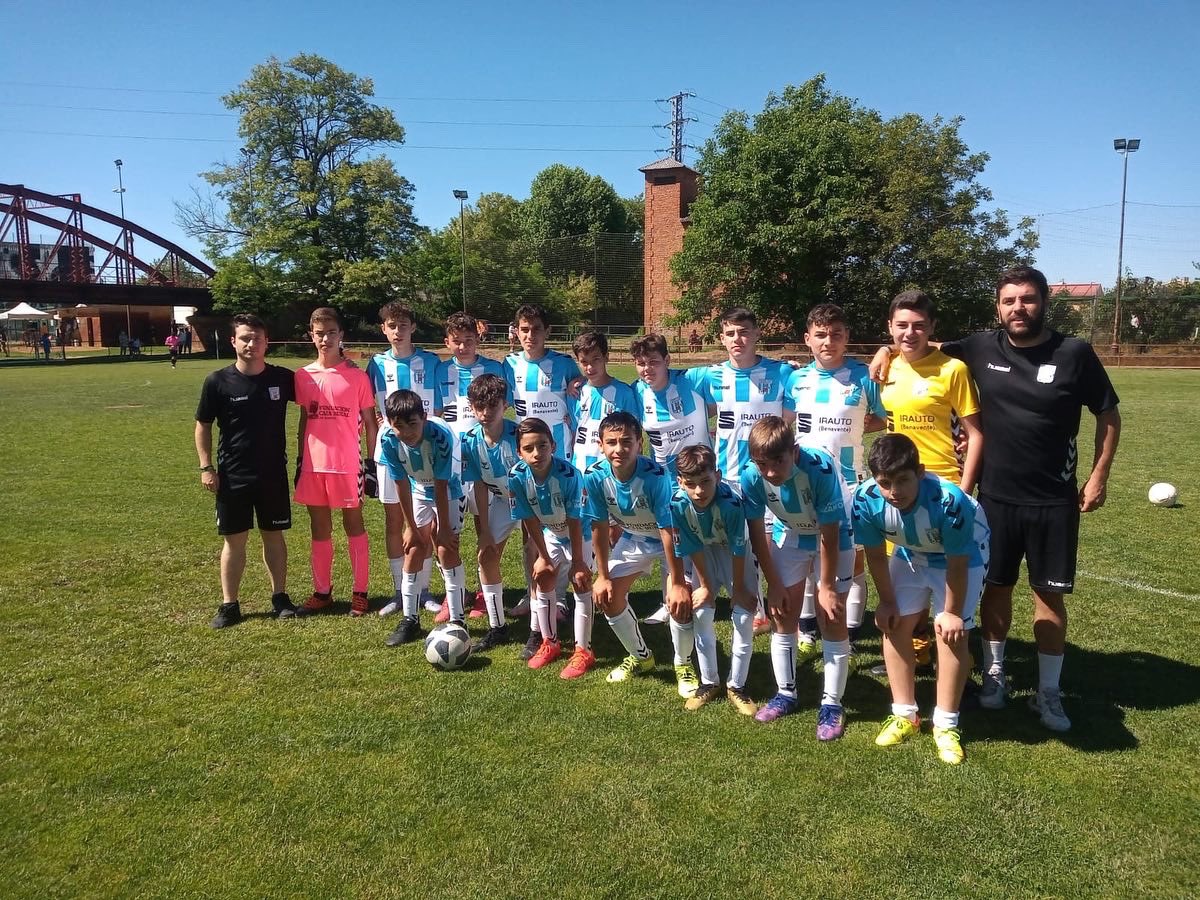 racingbenavente's tweet photo. AMISTOSO
Infantil
Viajaron a La Bañeza para medirse a los anfitriones, con el debut de varios jugadores del Alevin A.
#juntosnuestrocorazonlatemasfuerte
#orgulloracinguista
#somosformacion
#proyecto3.0 https://t.co/zKElov8UeK