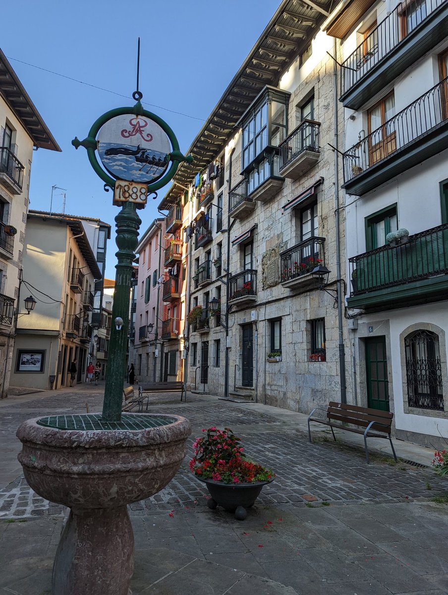 lacosmopolilla's tweet photo. Buenos días desde Lekeitio 💙.
Uno de los pueblos pesqueros más bonitos que visitar la costa vasca ⛵.
El puerto Txatxo, la ermita de San Juan Talako o la isla de San Nicolás, a la que se puede acceder durante la marea baja son algunos de sus atractivos 🥰.
#basqueroute https://t.co/eKmfTTQZay
