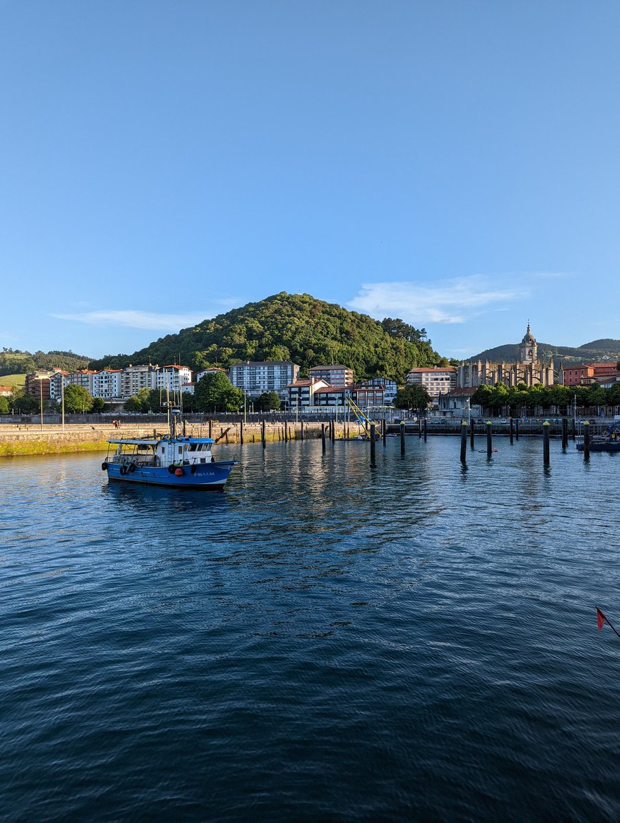 lacosmopolilla's tweet photo. Buenos días desde Lekeitio 💙.
Uno de los pueblos pesqueros más bonitos que visitar la costa vasca ⛵.
El puerto Txatxo, la ermita de San Juan Talako o la isla de San Nicolás, a la que se puede acceder durante la marea baja son algunos de sus atractivos 🥰.
#basqueroute https://t.co/eKmfTTQZay