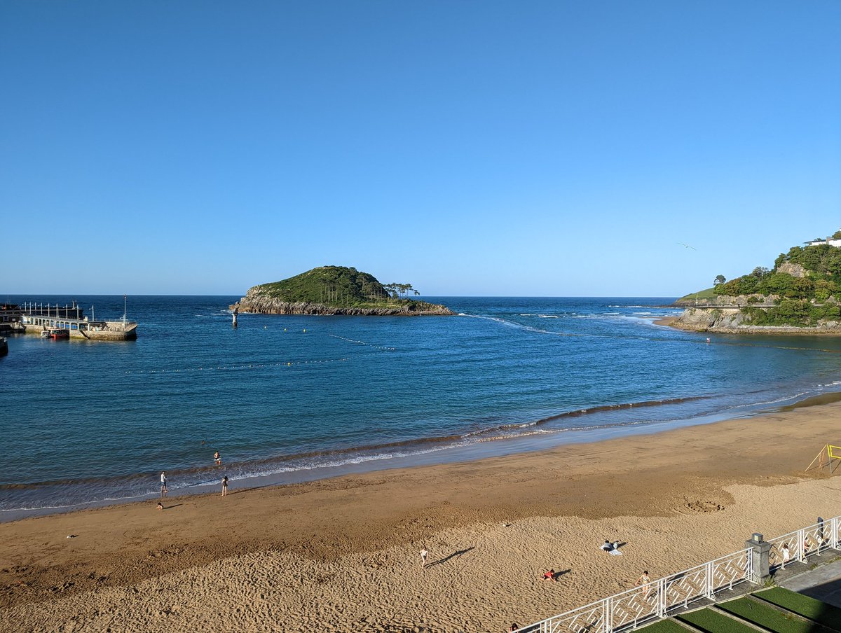 lacosmopolilla's tweet photo. Buenos días desde Lekeitio 💙.
Uno de los pueblos pesqueros más bonitos que visitar la costa vasca ⛵.
El puerto Txatxo, la ermita de San Juan Talako o la isla de San Nicolás, a la que se puede acceder durante la marea baja son algunos de sus atractivos 🥰.
#basqueroute https://t.co/eKmfTTQZay