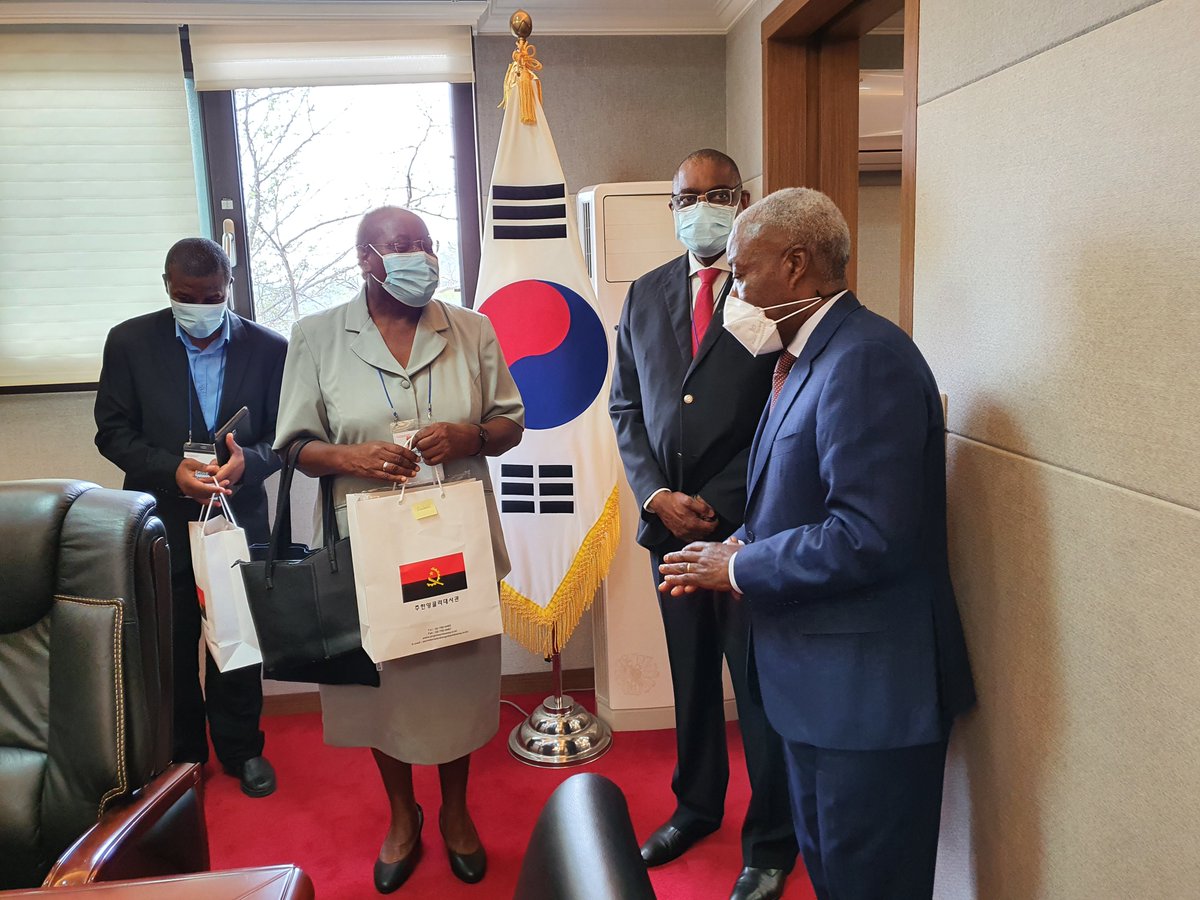 The invitation addressed to the Secretary of State was also extended to the Magnificent Rector of the Catholic University of Angola UCAN, Dr. Maria da Assunção, who traveled to this country in April to boost relations with Korean academic institutions and other similar ones.