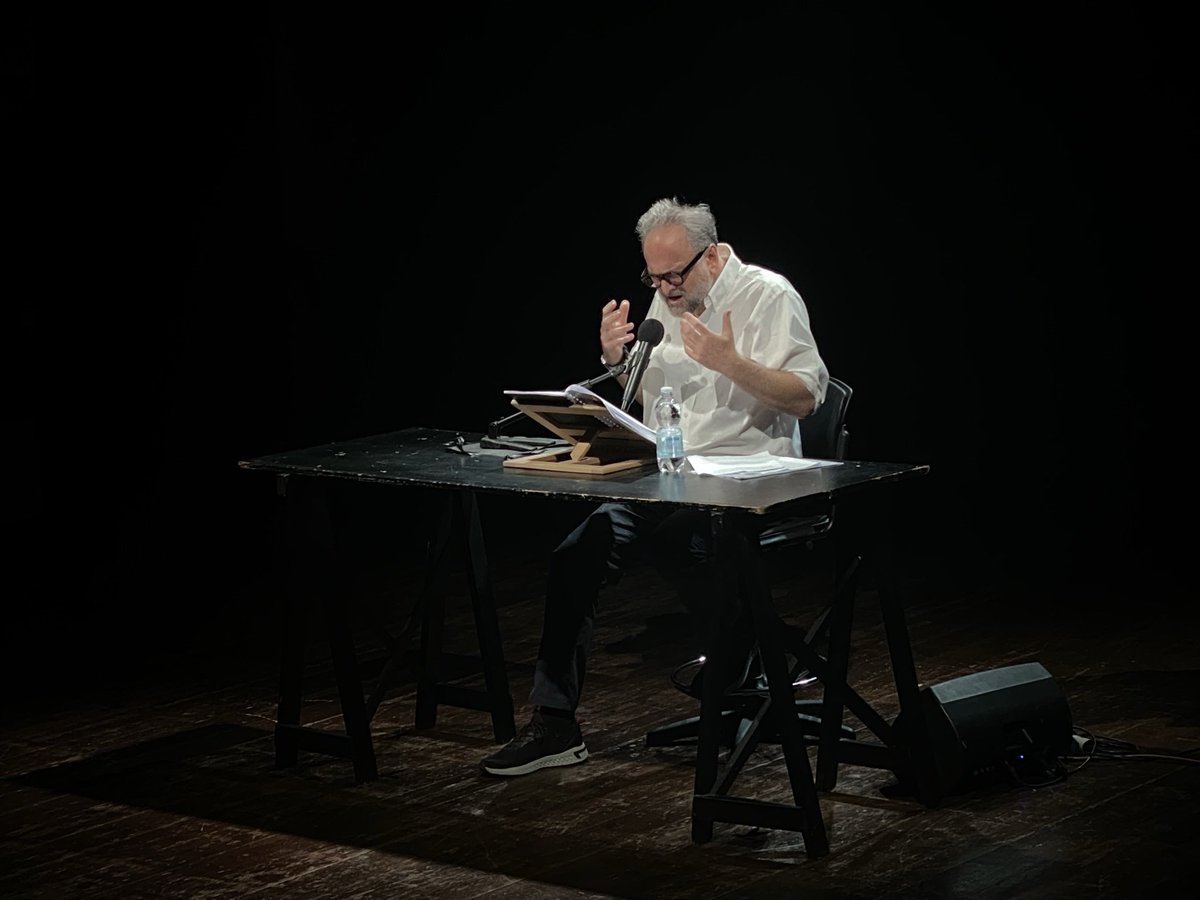 Che emozione ieri a <a href="/Urlibro/">Urbinocittalibro</a> 📚
#MassimoPopolizio legge #PastoraleAmericana di #PhilipRoth