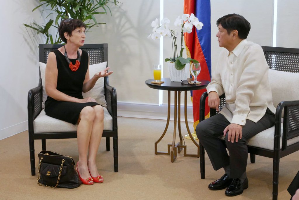 DZAR1026's tweet photo. TINGNAN | French Amb. @MBoccoz nag-courtesy call ngayong araw kay incoming Pres. @bongbongmarcos 

"I look forward to working closely with the incoming government &amp; celebrating the vibrant ties shared by our two countries." saad pa ni Boccoz.

📸 @MBoccoz
https://t.co/7PDEmYQOLz