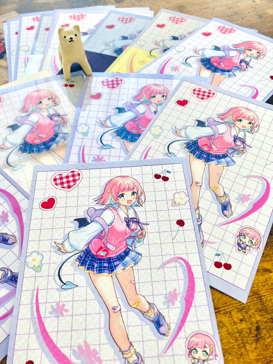 おたクラブさん(@otaclub)に頼んでた印刷見本が届きました!色んな用紙で見れるの楽しい🌸どの紙で何作るか考えるのワクワクだ〜っ 