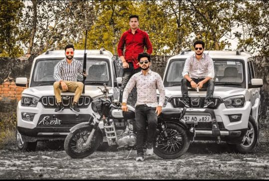 Akhilesh_tiwa's tweet image. यह सभी युवक कुशीनगर के हाटा कोतवाली क्षेत्र के रहने वाले हैं. हाथों में अवैध असलहा, गाड़ियाँ  लेकर घूम रहे हैं.हाटा में इनका आतंक है कि कोई इनसे उलझता नही है. फ़ेसबुक पर पोस्ट करके लिखते हैं कि मारपीट करने के लिए सम्पर्क करें इसके बाद भी पुलिस मुक़दर्शक बनी हुई है..इलाज क्या है?