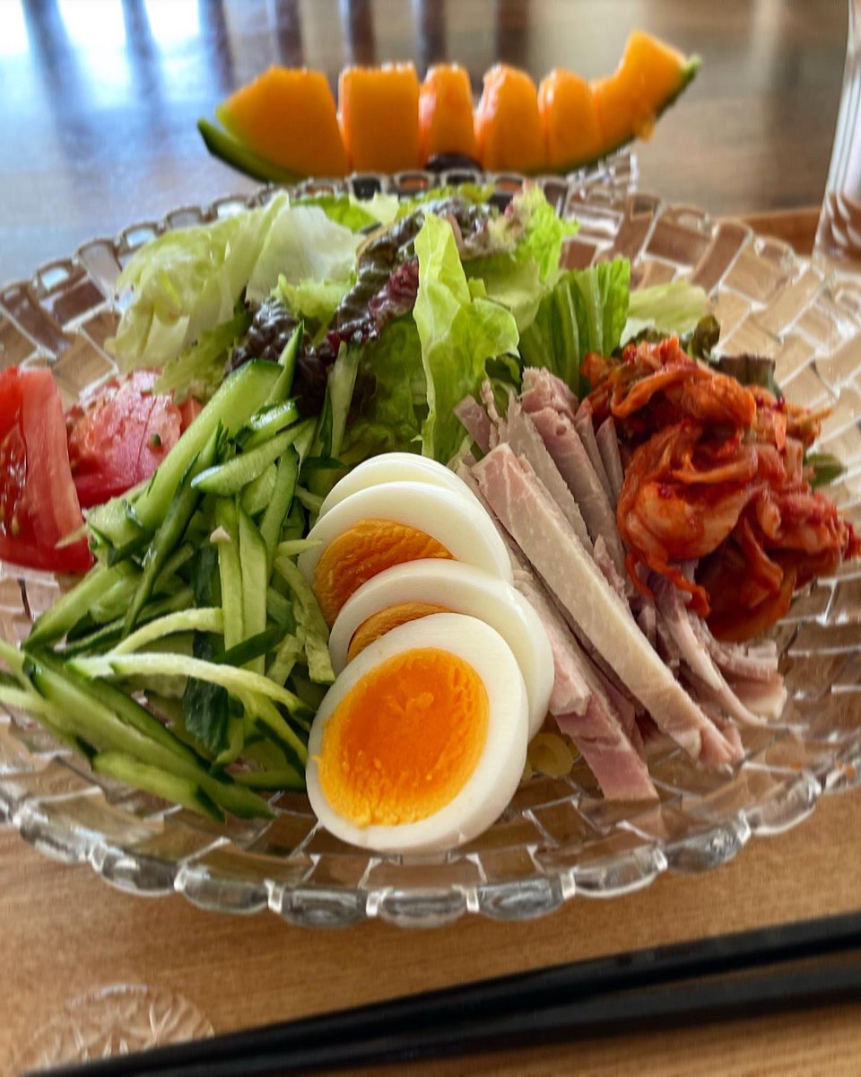 は冷やし中華🎶 夫はロースハム、私はイワシのオリーブ漬けと😋 キムチが良い味出してる👍 ＊エビしゅうまい ＊🍈🍒 @nolyrin555