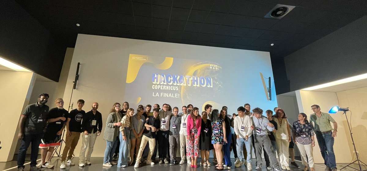 DTA_Aerospace's tweet photo. Young generations and new ideas at the #HackathonCopernicus2022. Our “Diversity & Inclusion” award was delivered to the MOT team. @planetek @ourevitch_stp @CopernicusEU @latitudo40 @EU4Space https://t.co/bAod5deOLf