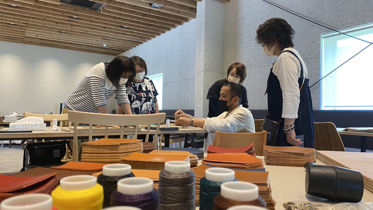 fab_bestliving's tweet photo. 栃木レザーを使ったカードケースづくりのワークショップを5月28日に開催しました。
当日の様子をホームページに掲載しましたので是非ご覧ください。
https://t.co/YaGoSnQg2n
#ワークショップ #栃木レザー #ハシモト産業 #creativebasefab #ベストリビング #ソファ #オーダーソファ https://t.co/DuMBtFuQ0y