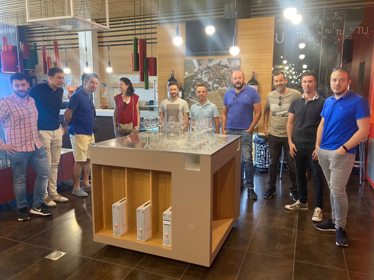 Nuestros alumnos #i40VALL4 a vista de dron📸 ‼️ Imágenes tomadas durante la clase práctica sobre drones con Sergio Rodríguez, CEO de <a href="/Smart_Rural/">SR 🍇🍏🍈</a>,  en <a href="/bodegasyllera/">Yllera Bodegas & Viñedos</a> | Cuarta edición del Máster Industria 4.0 en <a href="/eden_valladolid/">Escuela de Negocios</a>