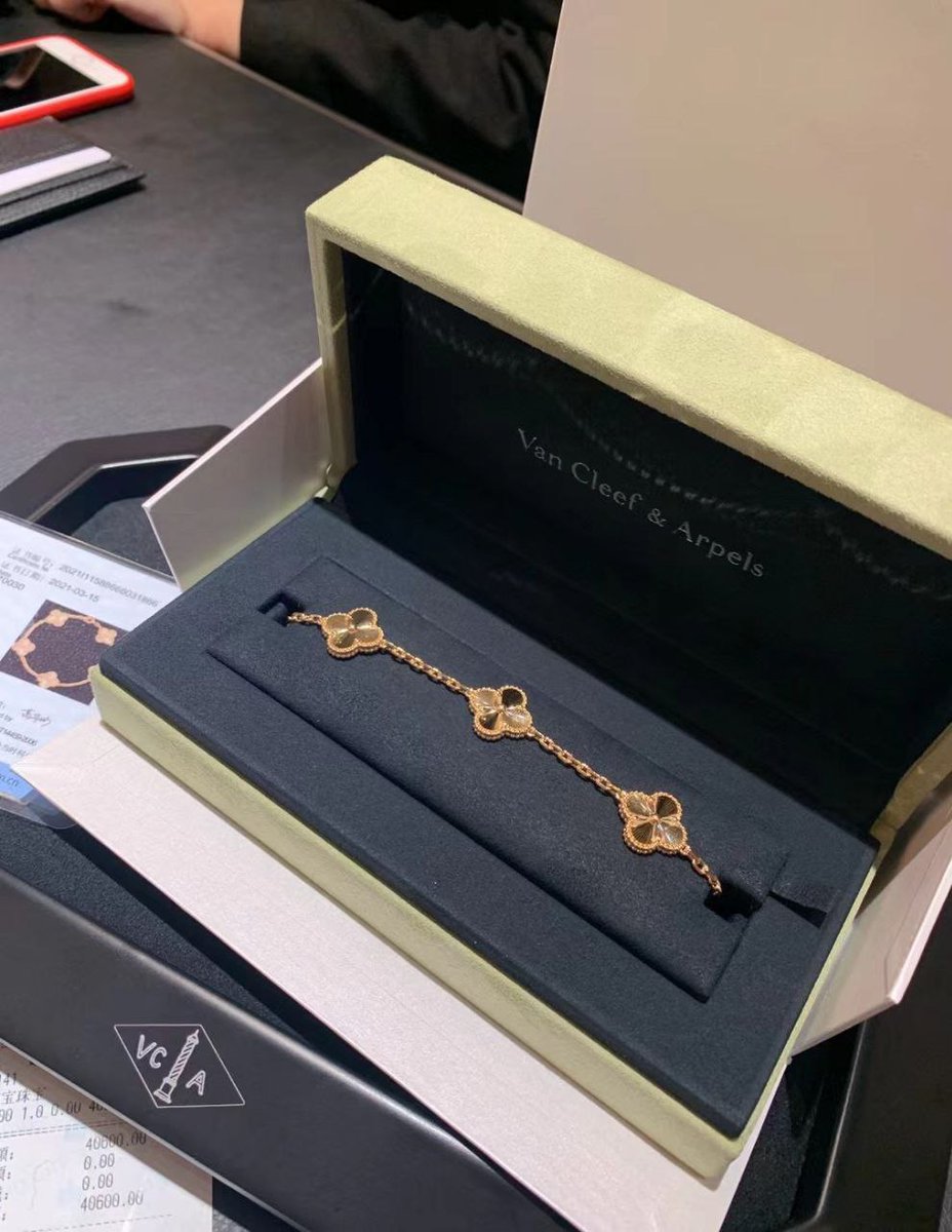 sally198709's tweet photo. It feels good to go shopping and buy a bracelet today. What do you think of it? Can I get to know you soon after I came to Twitter? https://t.co/LZzUuszbOP