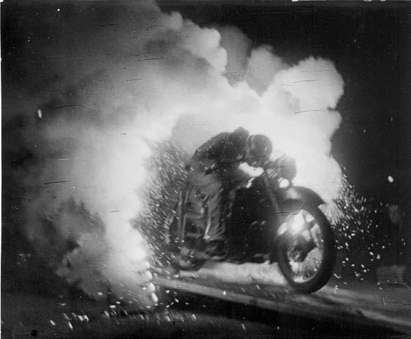 Agente_Lisa's tweet photo. Non è uno stuntman eh, ma un coraggioso motociclista della Polizia di Stato; erano gli anni '50 e durante le celebrazioni del nostro Anniversario i poliziotti facevano delle esibizioni da far rimanere a bocca aperta
#lanostrastoria #essercisempre https://t.co/LuW8GbYttM