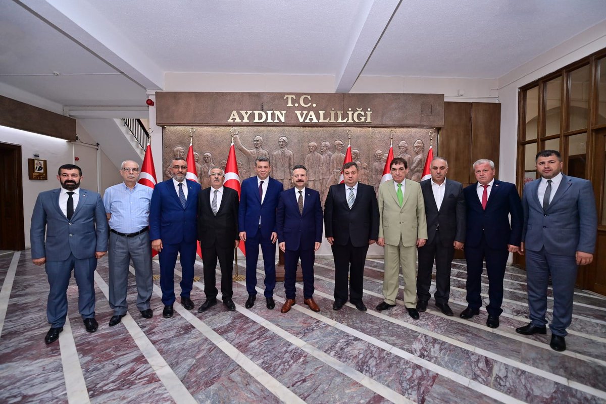 Aydın Valimiz Sayın Hüseyin Aksoy'u, yönetim kurulumuz ile birlikte makamında ziyaret ettik.  Sayın valimize misafirperverliklerinden dolayı şahsım ve yönetim kurulum adın teşekkür ederim.