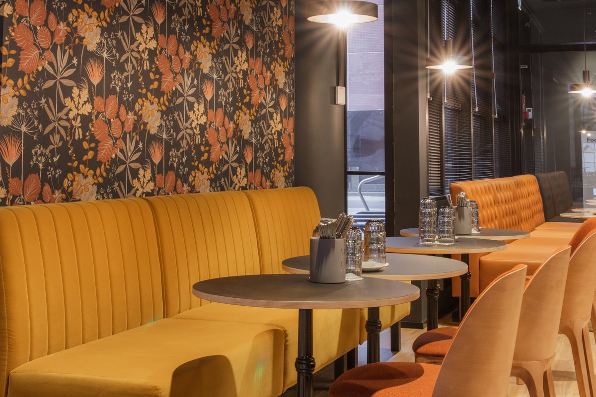 Pinto_Design's tweet image. Kodikkuus oli avainsanana Ruoholahdessa sijaitsevan Compass Groupin lounasravintola Roihun suunnittelussa. Tilaan haluttiin huonemainen tilajako tapetoiduilla seinäkkeillä, lämminhenkinen ja aito tunnelma sekä tummanpuhuva värimaailma. 
@CompassGroupFi #Roihu #PintoDesign