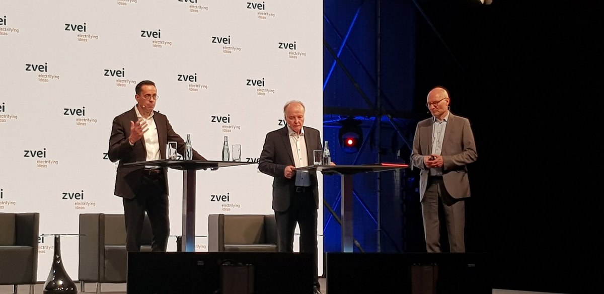 Mit dem Hinweis auf den stark steigenden #Halbleiter-Bedarf gerade im Bereich der #Elektromobilität um 25% pro Jahr eröffnet Wolfgang Weber, Vorsitzender der Geschäftsführung des ZVEI, die Pressekonferenz auf der #HM22. #elektrotechnik
