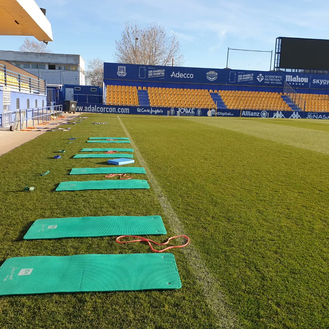 aaronfueyo's tweet photo. Fin a la 21/22 ⚽️🟡
Temporada dura en lo deportivo pero irrepetible en lo personal. Gracias a todos mis compañer@s y jugadores por su confianza y sobre todo, por haberme hecho fácil mi día a día.
#hastaelúltimominutodelúltimopartido #queruede #reconditioning #elclubdelas8 https://t.co/3Tc6VfCPZL