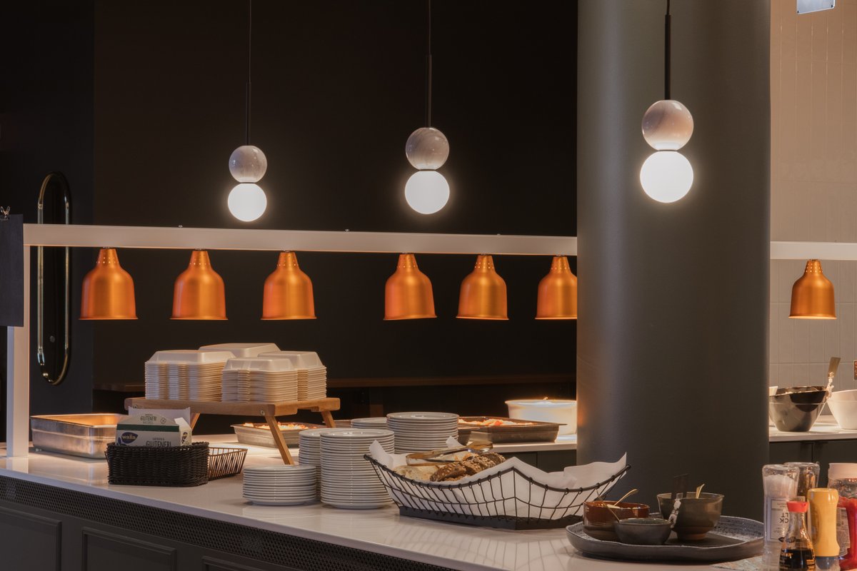 Pinto_Design's tweet image. Kodikkuus oli avainsanana Ruoholahdessa sijaitsevan Compass Groupin lounasravintola Roihun suunnittelussa. Tilaan haluttiin huonemainen tilajako tapetoiduilla seinäkkeillä, lämminhenkinen ja aito tunnelma sekä tummanpuhuva värimaailma. 
@CompassGroupFi #Roihu #PintoDesign