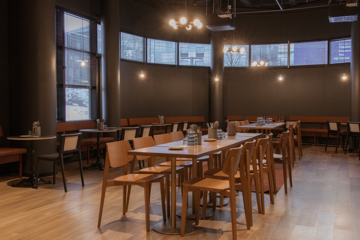 Pinto_Design's tweet image. Kodikkuus oli avainsanana Ruoholahdessa sijaitsevan Compass Groupin lounasravintola Roihun suunnittelussa. Tilaan haluttiin huonemainen tilajako tapetoiduilla seinäkkeillä, lämminhenkinen ja aito tunnelma sekä tummanpuhuva värimaailma. 
@CompassGroupFi #Roihu #PintoDesign