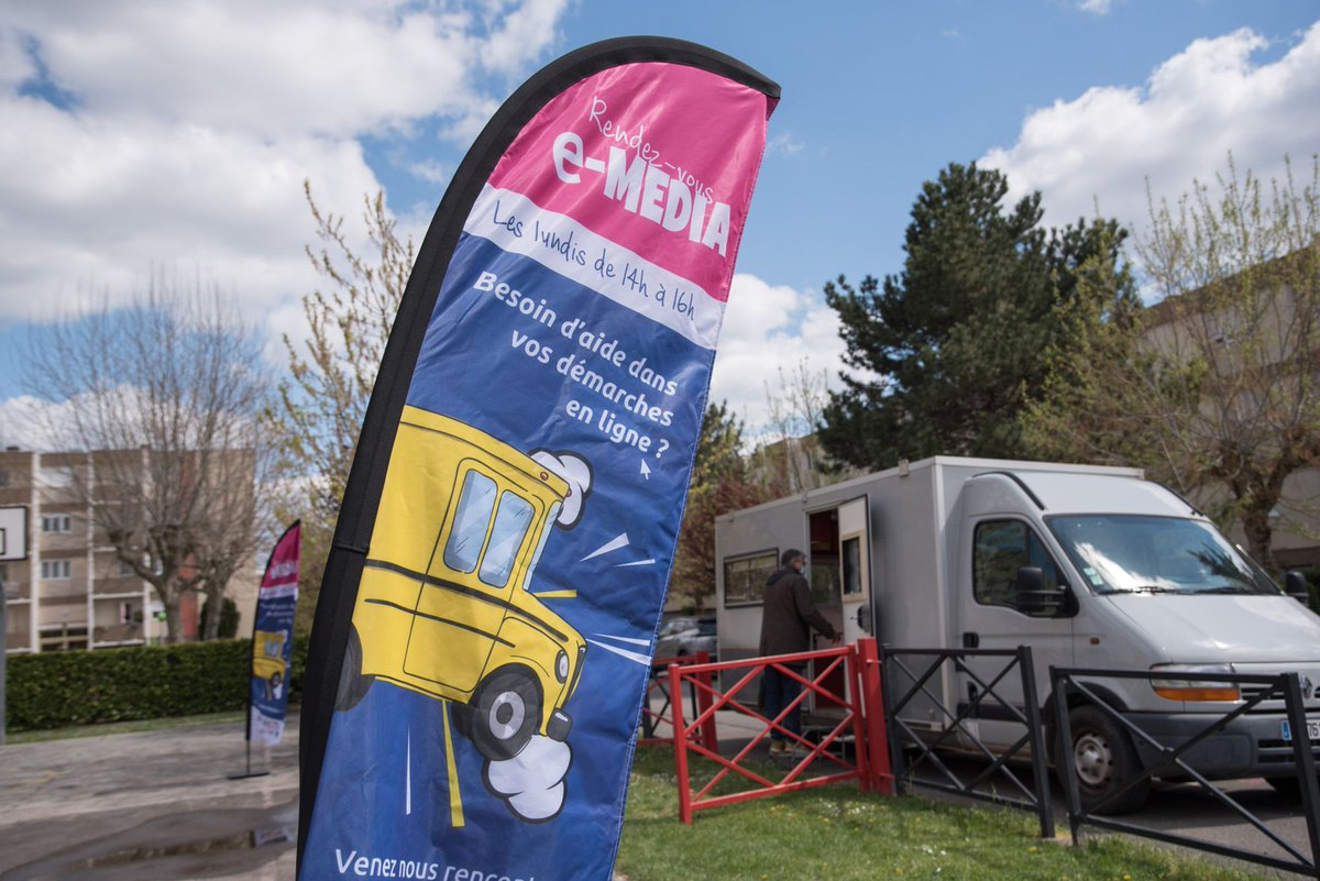 Departement63's tweet photo. 💻🚌 RDV e-media à Riom : 1 bus connecté vous aide dans vos démarches en ligne : les acteurs locaux de l’action sociale viennent à votre rencontre pour vous aider 👍
➕ Mercredi 8/06 👉 ateliers thématiques avec une conseillère numérique :)
ℹ️ https://t.co/ofLtJqrJSy
📷 J.Way https://t.co/bgH2zvEPKf