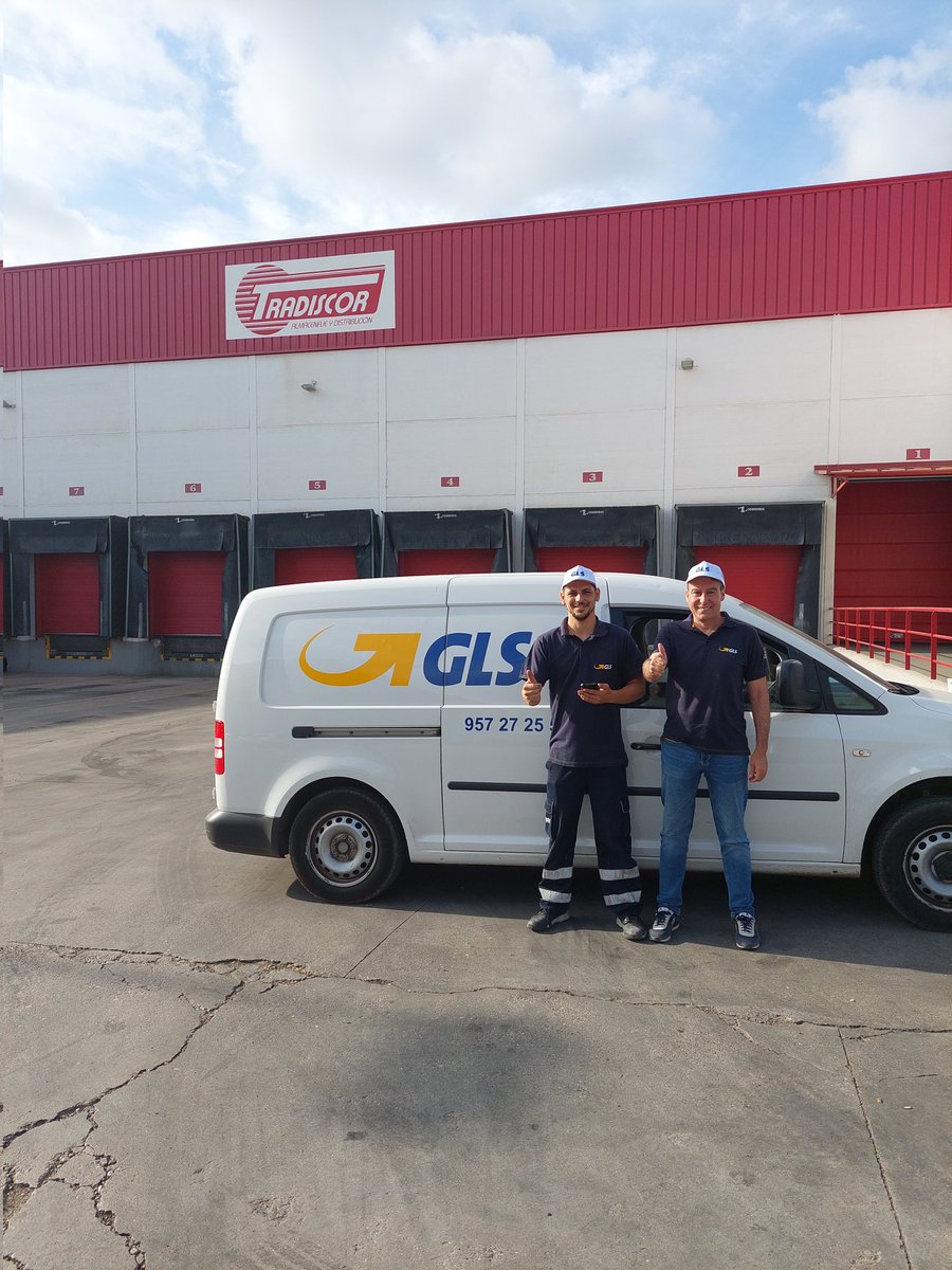victorvfernadez's tweet photo. Feliz #driverday 🟡 . Vamos que nos vamos!! 🏁 con Jorge mensajero de la Córdoba Quemadas ⁦@GLS_Spain⁩ 

Feliz servicio  🔵 https://t.co/VPP5R9PVsx