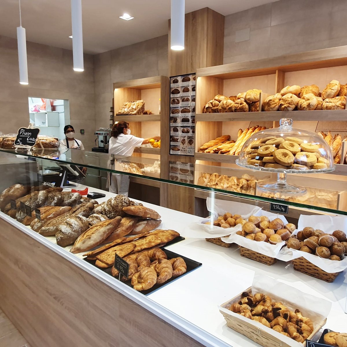 Recorda que també pots venir a buscar el teu pa i les postres a l’altre local que tenim a l’Avinguda dels Quinze, 15 de #Barcelona. T’esperem! 🙌 🥖🍞 #FornPadró #NouBarris