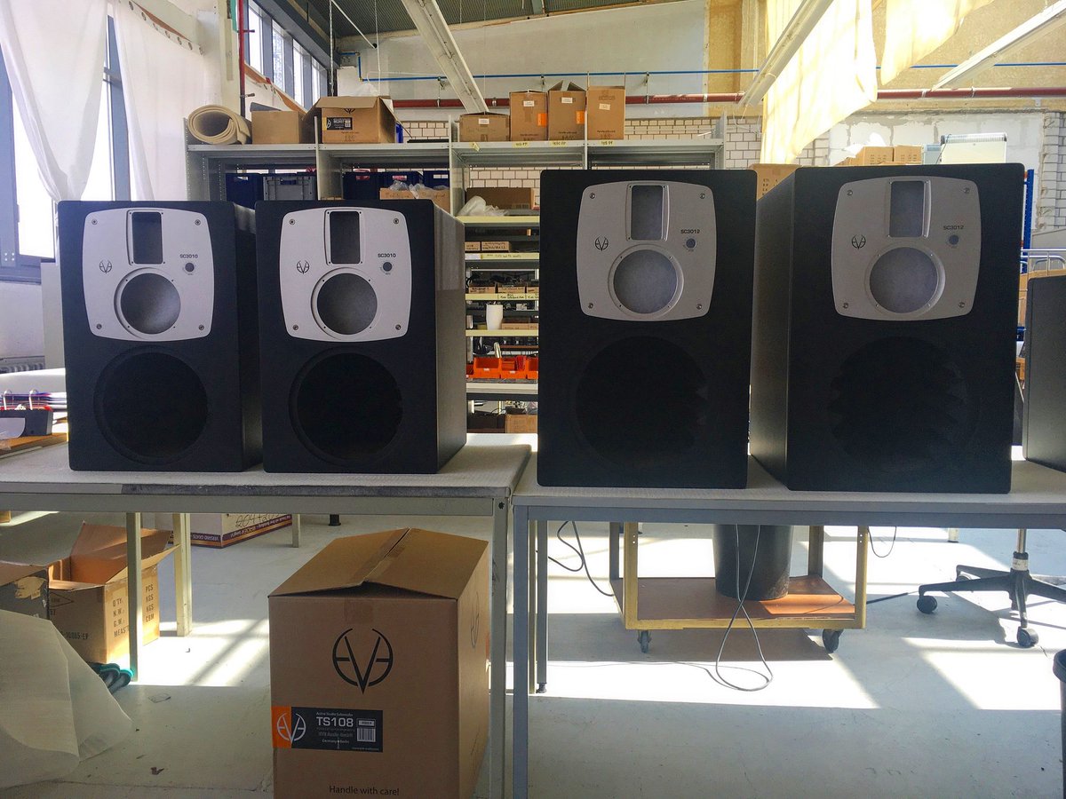 EveAudio's tweet photo. Good morning, EVEryone and it's Assembly Monday here in our production hall in Berlin!☀️🐻🇩🇪 Let's do it!💪
#mondaymotivation #eveaudio #sc3010 #sc3012 #speakerdesign #speakerproduction #studiomonitors #monitorspeakers #mainmonitors #proaudio #speakerassembly #berlin https://t.co/J8TWL6T9Ox