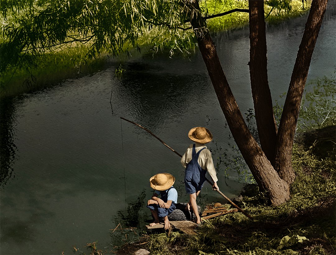 MarieLou_Chatel's tweet photo. 1940 Cajun children fishing Louisiana. 
2017 © @MarieLou_Chatel Restored &amp; Colorized. Photographer © Marion Wolcott - fsa-8c12453 No known restrictions. #photorestoration #colourised #colorized #colorization #colorizedphoto #fineartphotography #fineart #louisiana #children https://t.co/Qe2gsUFKuI