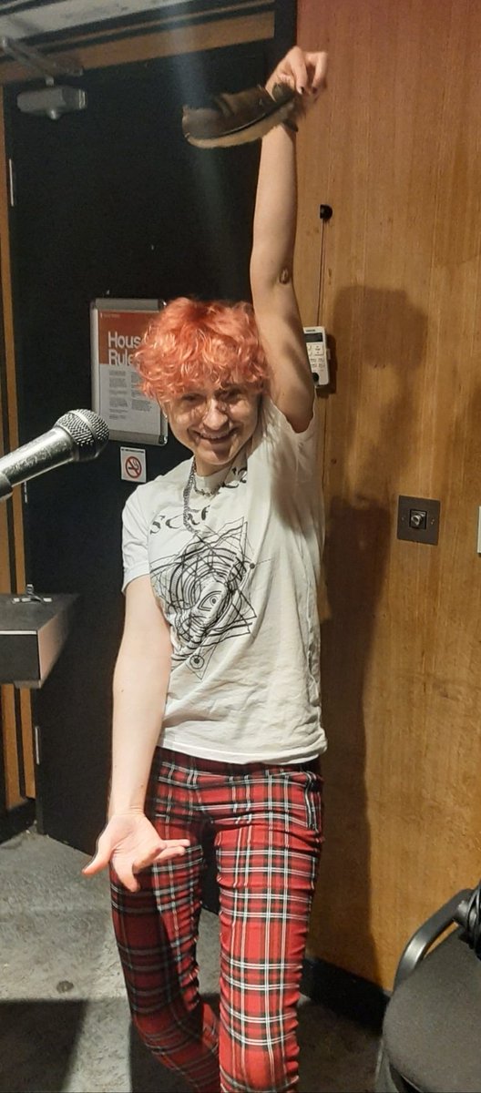 Pixie T at <a href="/piratedotcomUK/">PIRATE.COM</a> studios demonstrating how to correctly levitate a #feather like a prancing #pixie while wearing her epic <a href="/esoband/">ESOTERICA</a> t shirt.
We expect to get some tail feathers shaking this Saturday at the Jubilee Street Party! (DM for deets)
Lovely Jubbly! 
👑🐓
#band