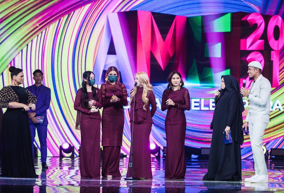 UMDomestic's tweet photo. Min masih belum move on dengan #AME2021 semalam 🤩 #UMMFAM bangga dengan pencapaian @dollaofficialMY 😘
Ini hanya permulaan! Here’s to more in the future 🥂
#AME2021 #TetibaAME2021 #DOLLA #iDolla #UnviersalMusicMalaysia https://t.co/aIikzK6IO9