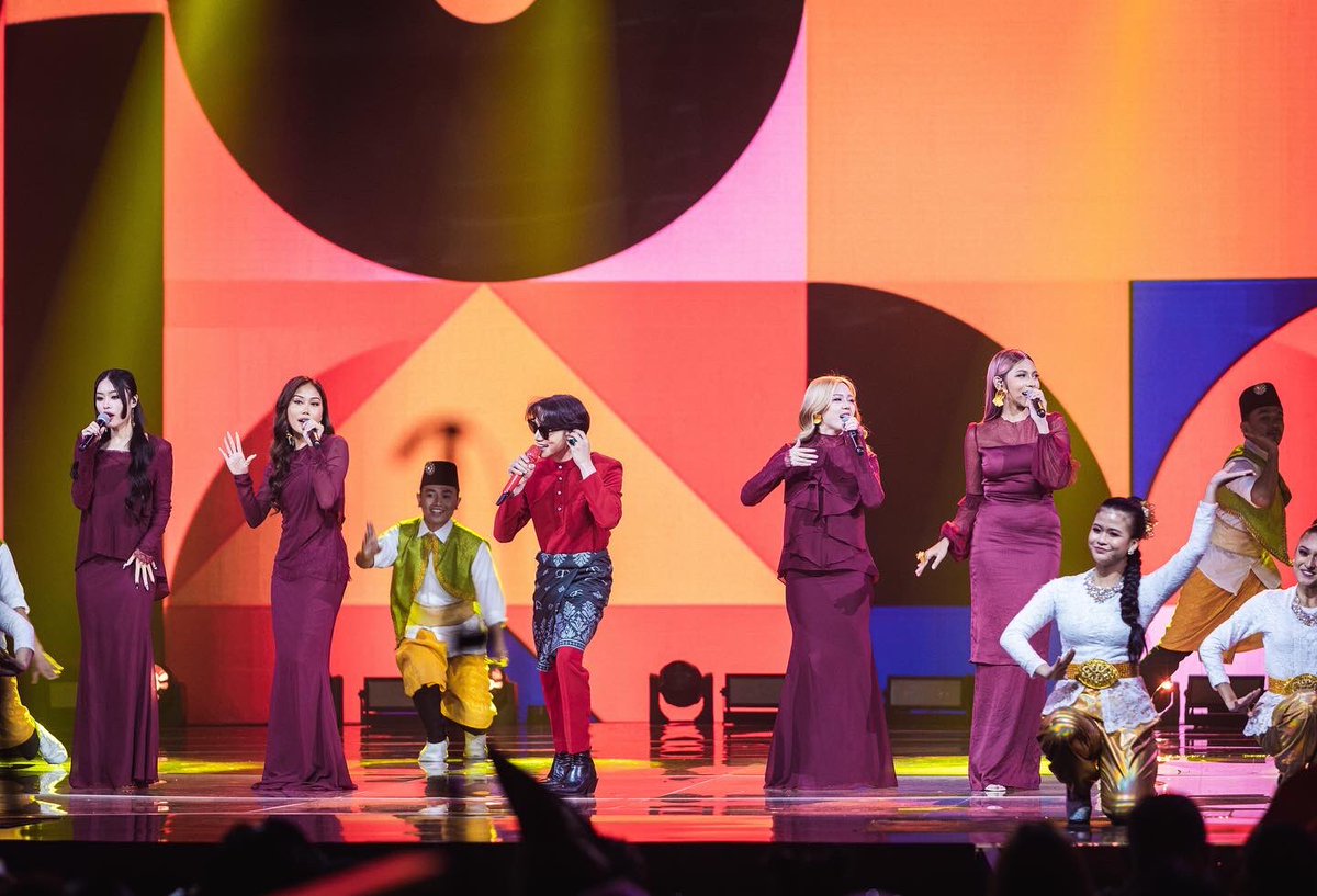 UMDomestic's tweet photo. Min masih belum move on dengan #AME2021 semalam 🤩 #UMMFAM bangga dengan pencapaian @dollaofficialMY 😘
Ini hanya permulaan! Here’s to more in the future 🥂
#AME2021 #TetibaAME2021 #DOLLA #iDolla #UnviersalMusicMalaysia https://t.co/aIikzK6IO9
