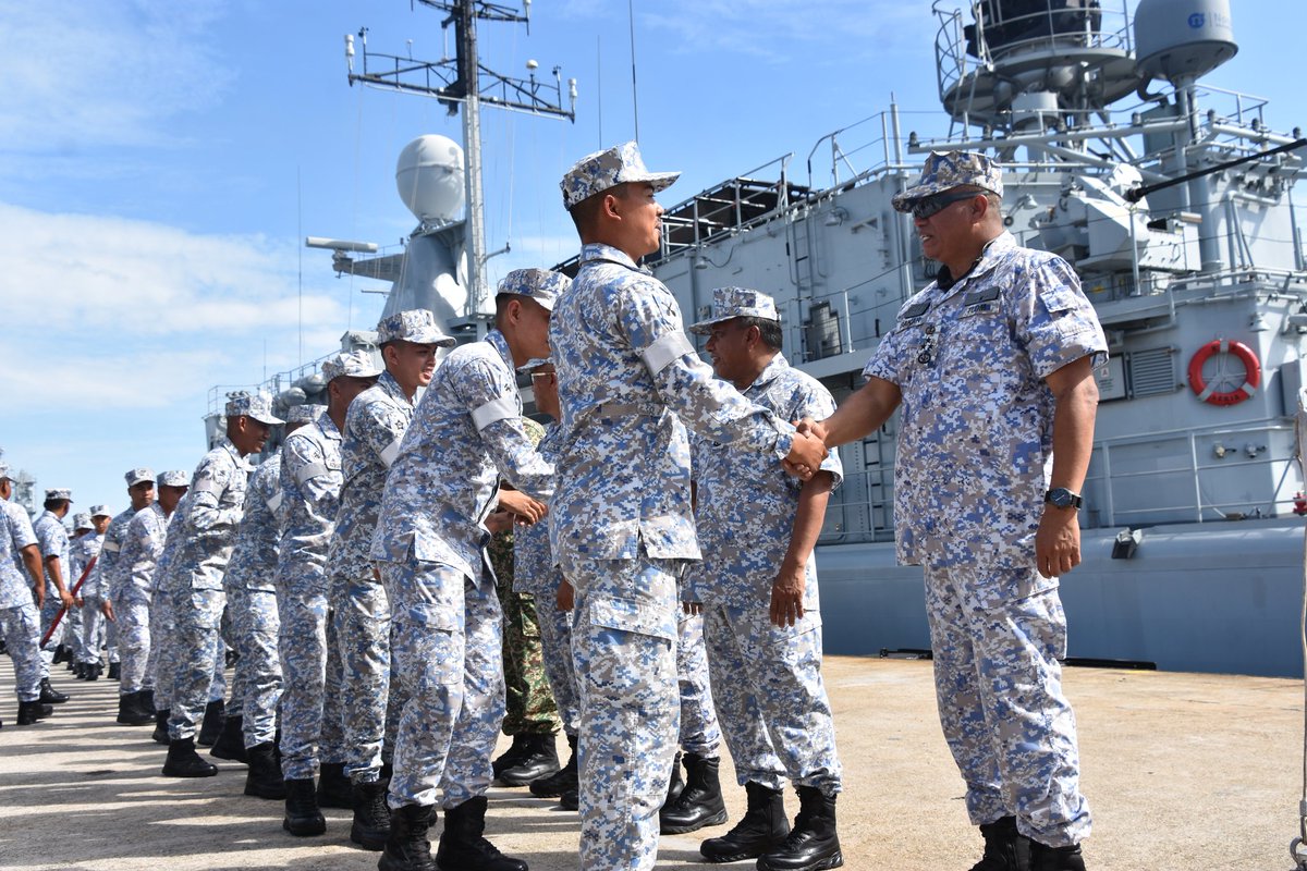 MPA_Barat's tweet photo. The only impossible journey is the one you never begin - T.R

Majlis pelepasan tali @Lekir26 menyertai #RIMPAC22 disempurnakan Panglima Armada Barat hari ini. Semoga pelayaran &amp; eksesais yang ditempuh disulami kejayaan oleh Maha Esa. 

@tldm_rasmi
@fmyeor
#Kebanggaan
#NavyUpdate https://t.co/mNCWvh5lmR