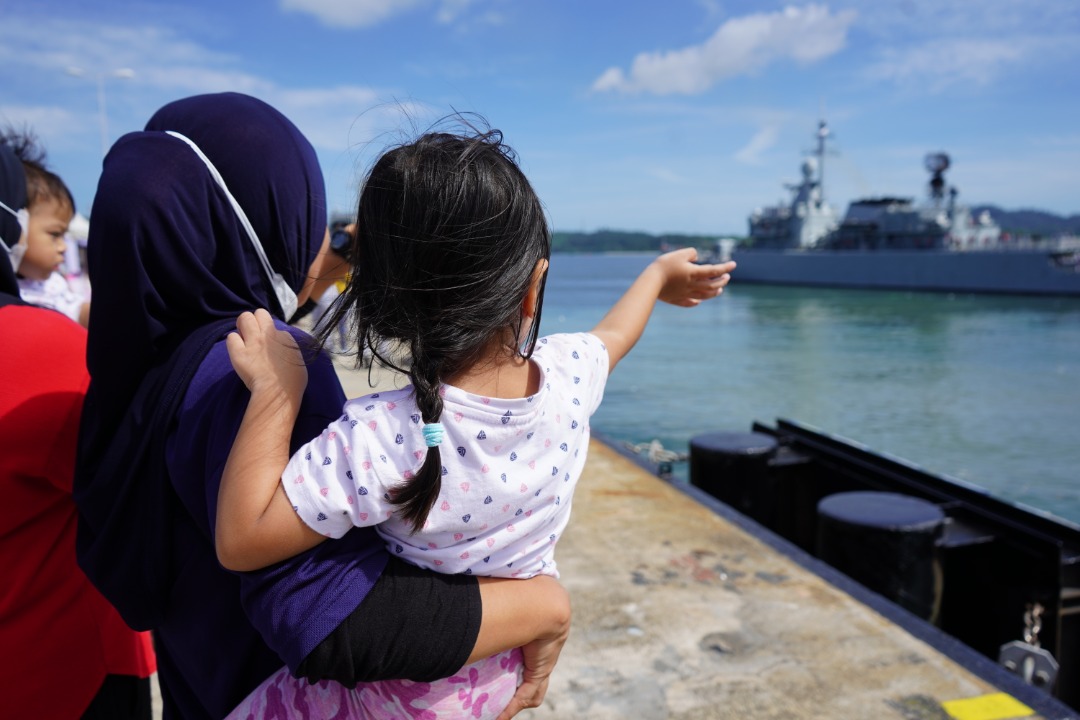 MPA_Barat's tweet photo. The only impossible journey is the one you never begin - T.R

Majlis pelepasan tali @Lekir26 menyertai #RIMPAC22 disempurnakan Panglima Armada Barat hari ini. Semoga pelayaran &amp; eksesais yang ditempuh disulami kejayaan oleh Maha Esa. 

@tldm_rasmi
@fmyeor
#Kebanggaan
#NavyUpdate https://t.co/mNCWvh5lmR