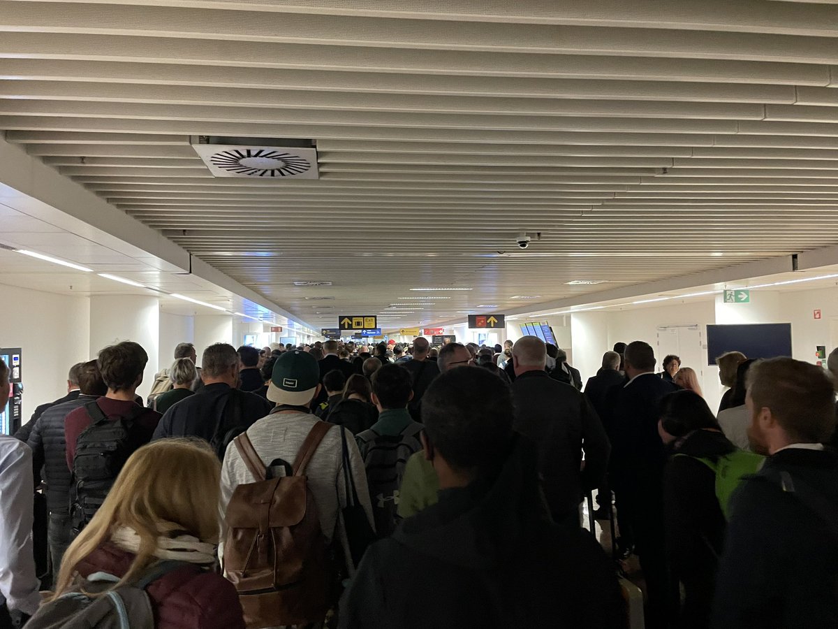 TaraHermans's tweet photo. @BrusselsAirport Is this normal for EU border control at Brussels airport? Is dit een normale rij bij Brussels Luchthaven? https://t.co/LuYZRBHhvm